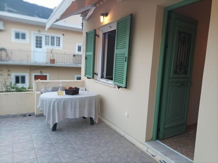 Lourantos Bayside Apartments Vathy  Exterior foto